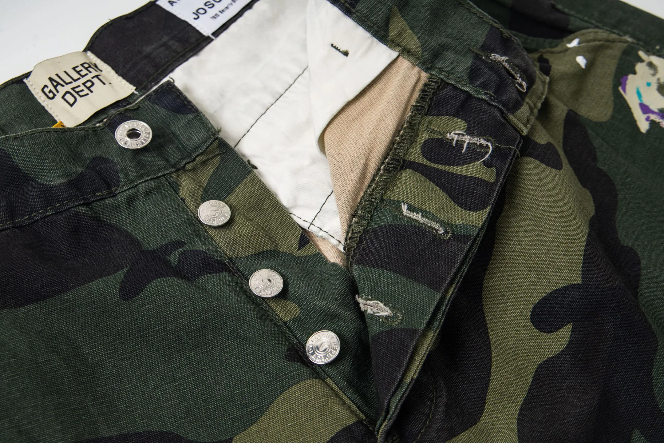 P250 Chrome Hearts Gallery 2025 new camouflage stitching multi-pocket couple bootcut jeans are a hot trend this season and are sought after by countless celebrities and fashionistas. The neat details of the cutting process add color to the playful fashion! The neat and meticulous design, and the well-fitting structure is unique. The upper body not only has outstanding recognition, but also looks younger and younger. A style with the ultimate wearing meaning and performance, gorgeous color matching, and the craftsmanship of this style is also extremely extraordinary. After the finished product is washed, it is disassembled and hand-made with sheepskin cross leather and then spliced ​​together to complete. The whole piece has too many craftsmanship to describe. It is decorated with patchwork cross flowers and high-waisted washed jeans! ! Absolutely high-end luxury product, a god-level single product, a super popular product, made by top heavy industry, a magic weapon that cannot be missed to hit the streets. Style number: 1846 Size: 28 30 32 34 36 Color: camouflage